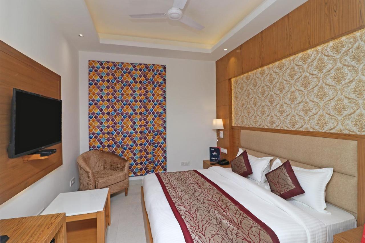 Capital O Hotel Star Inn Near Chhatarpur Metro Station Nové Dillí Exteriér fotografie