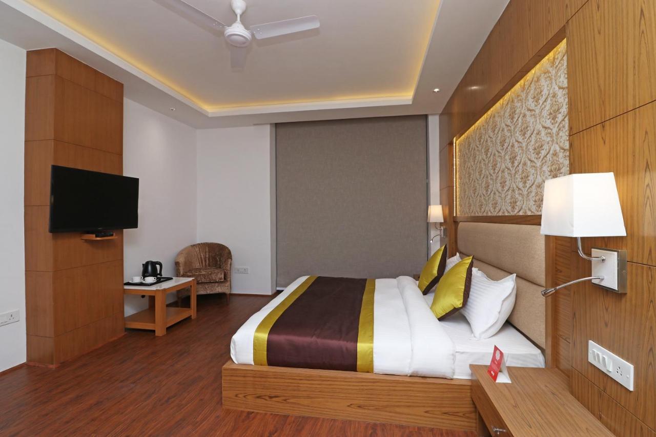 Capital O Hotel Star Inn Near Chhatarpur Metro Station Nové Dillí Exteriér fotografie
